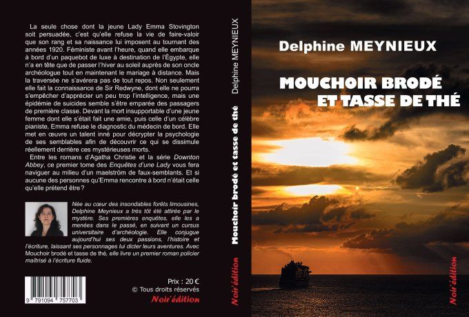 MOUCHOIR BRODÉ ET TASSE DE THÉ